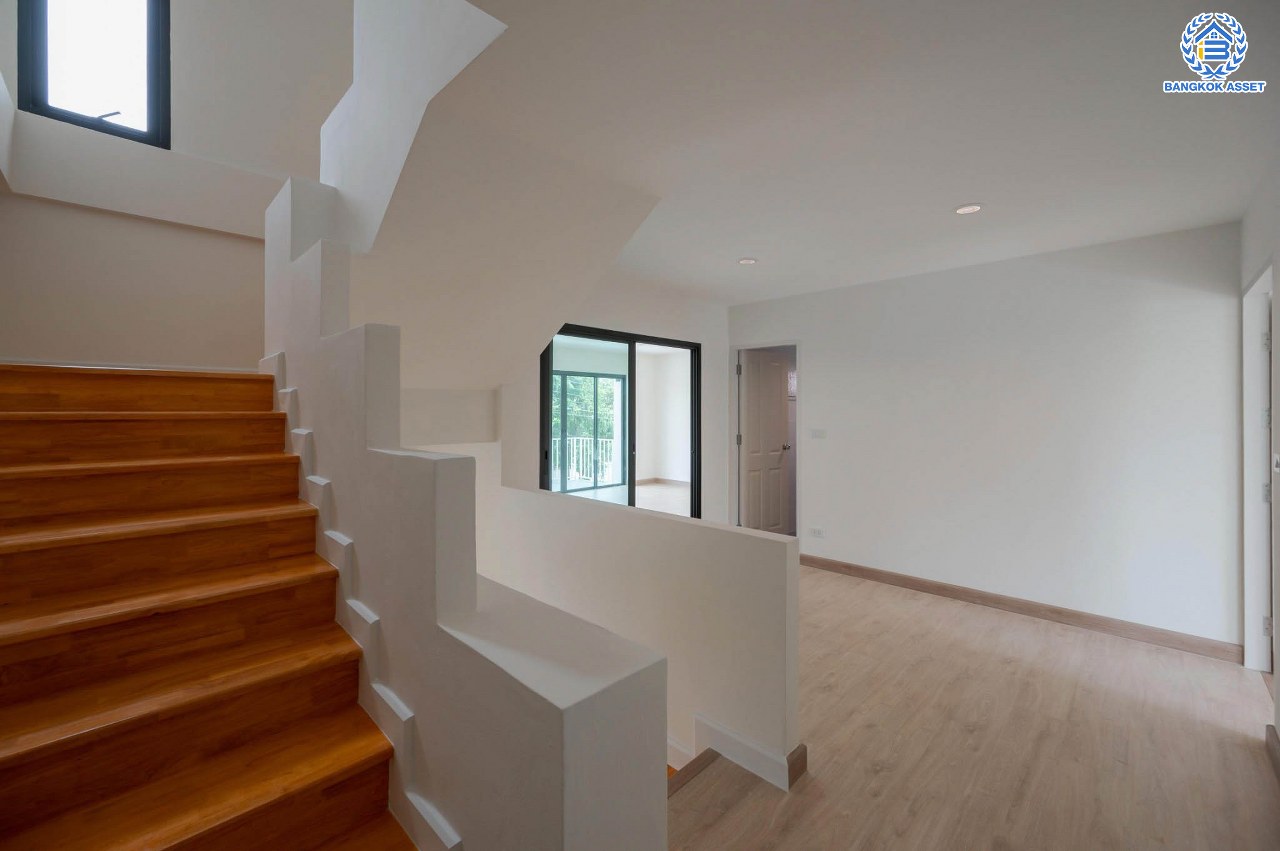 บ้านมือสองตกแต่งใหม่ โครงการ มณธานี บางแค บ้านเดี่ยว 3 ชั้น ดีไซน์หรูหรา เนื้อที่กว้าง 56.40 ตร.ว. พื้นที่ใช้สอย 240 ตร.ม. ฟังก์ชัน 5 ห้องนอน 4 ห้องน้ำ 2 ที่จอดรถ ฟังก์ชันครบตอบทุกไลฟ์สไตล์ บนทำเลศักยภาพ เชื่อมต่อถนนกาญจนาภิเษก ใกล้เดอะมอลล์บางแค ใกล้รถไฟฟ้าสายสีน้ำเงิน "สถานีหลักสอง" และจุดขึ้นทางด่วน "กาญจนาภิเษก"